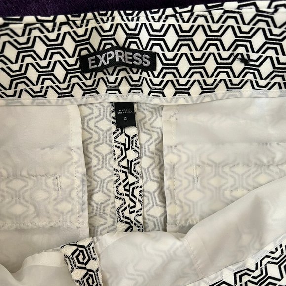Express Geometric Pattern Shorts Size 2 - Picture 2 of 5